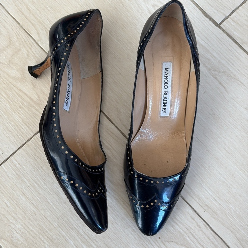 Manolo Blahnik Navy patent kitten heels